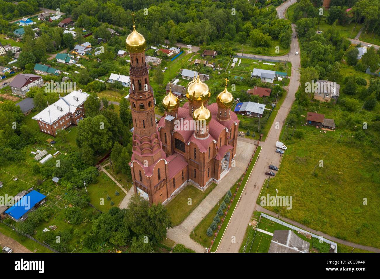 Vista dall'alto della Chiesa della Risurrezione di Cristo nella città di Vichuga, regione di Ivanovo, Russia. Foto scattata da un drone. Foto Stock