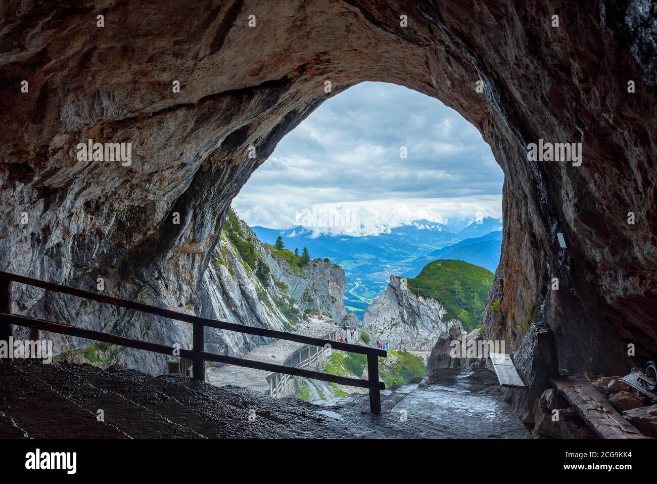 Ingresso della più grande grotta di ghiaccio del mondo. Questo posto è tehre in alta Austria vicino alla città di Werfen. Patrimonio mondiale dell'UNESCO. Splendida vista in centro Foto Stock