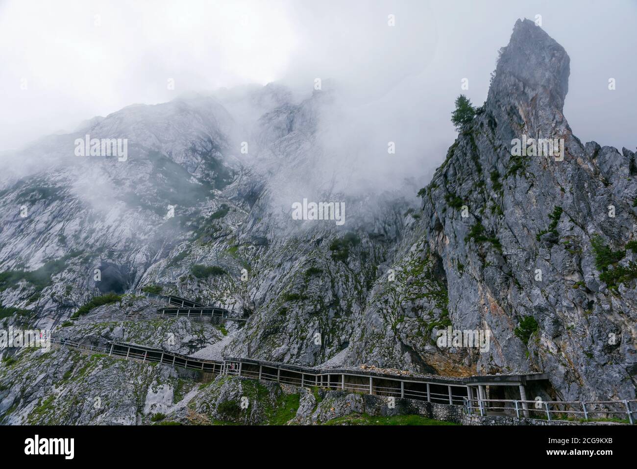 Ingresso della più grande grotta di ghiaccio del mondo. Questo posto è tehre in alta Austria vicino alla città di Werfen. Patrimonio mondiale dell'UNESCO. Splendida vista in centro Foto Stock