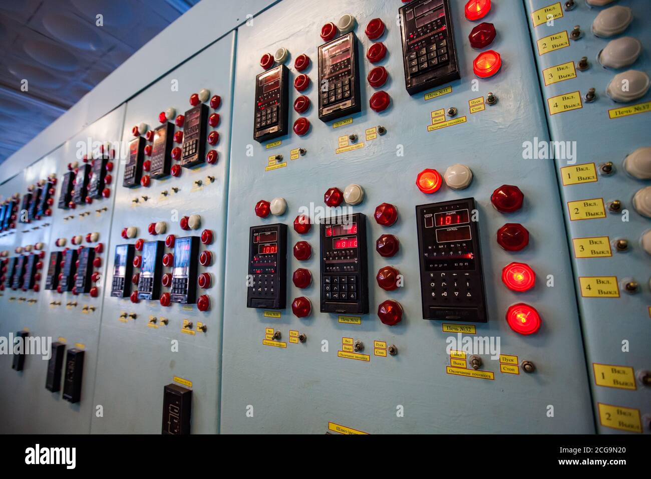 Sala di controllo dell'impianto metallurgico di titanio. Primo piano del pannello di controllo. Foto Stock