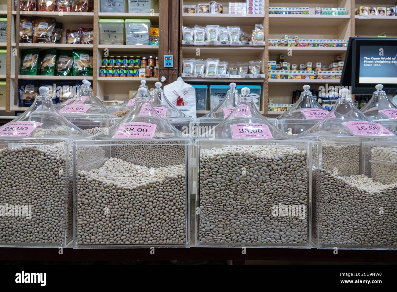 vari legumi si trova nel mercato nel grande bazar kemeralti izmir turchia Foto Stock