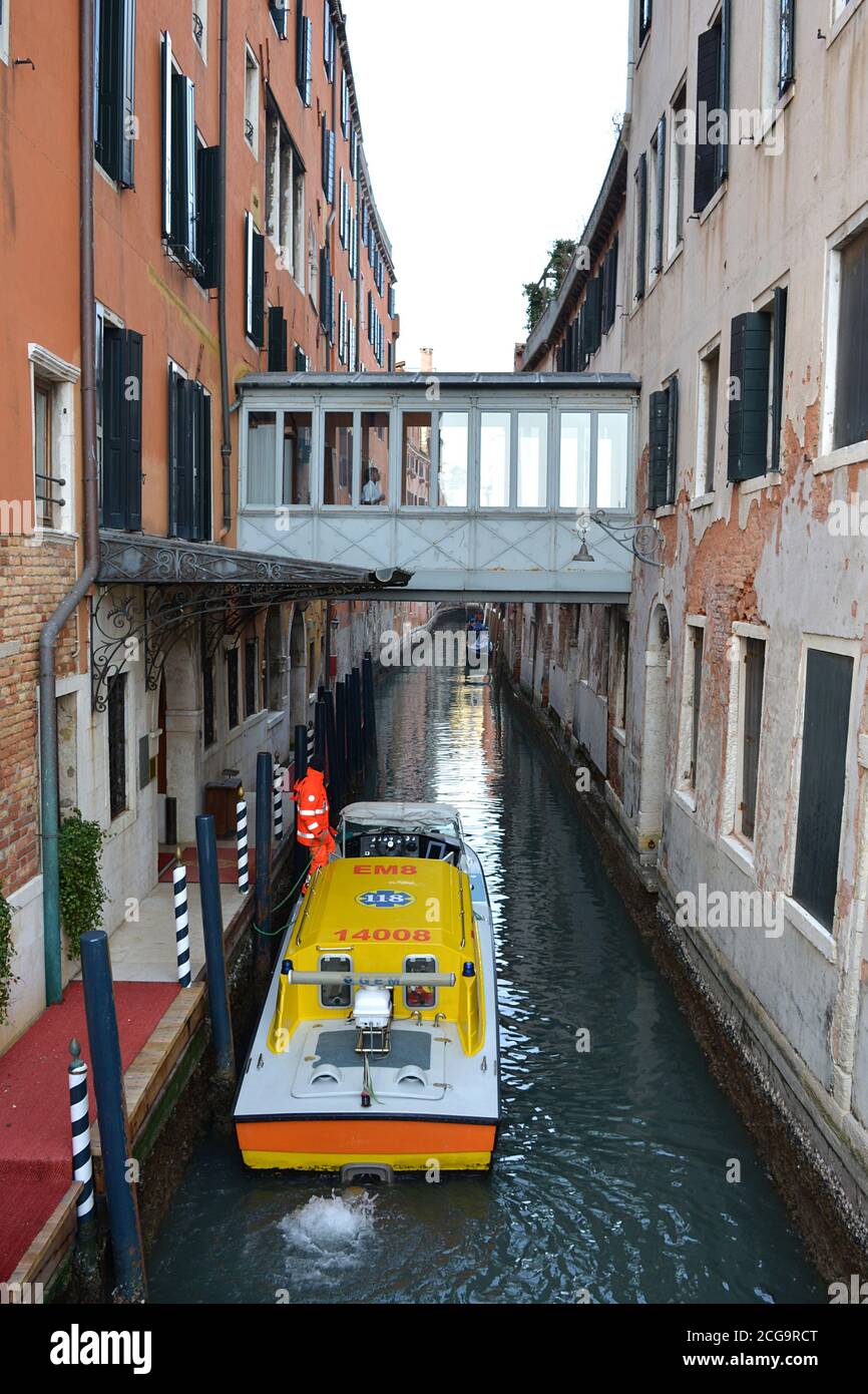 Venezia, Italia 02 12 2017: Insolito ambulanza barca sul canale veneziano aiuto di emergenza Foto Stock