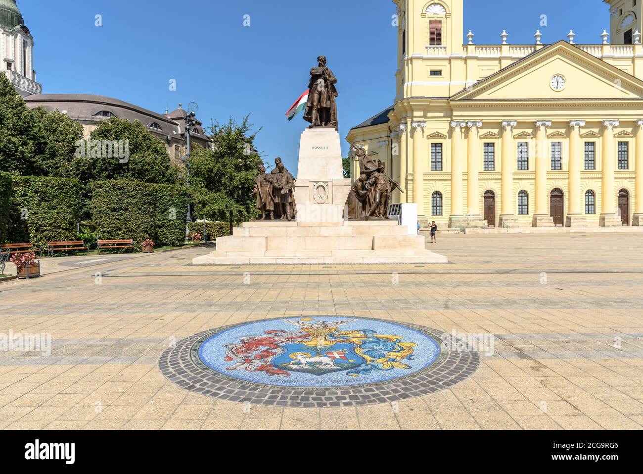 La statua di Lajos Kossuth nel centro di Debrecen con il mosaico city seal Foto Stock