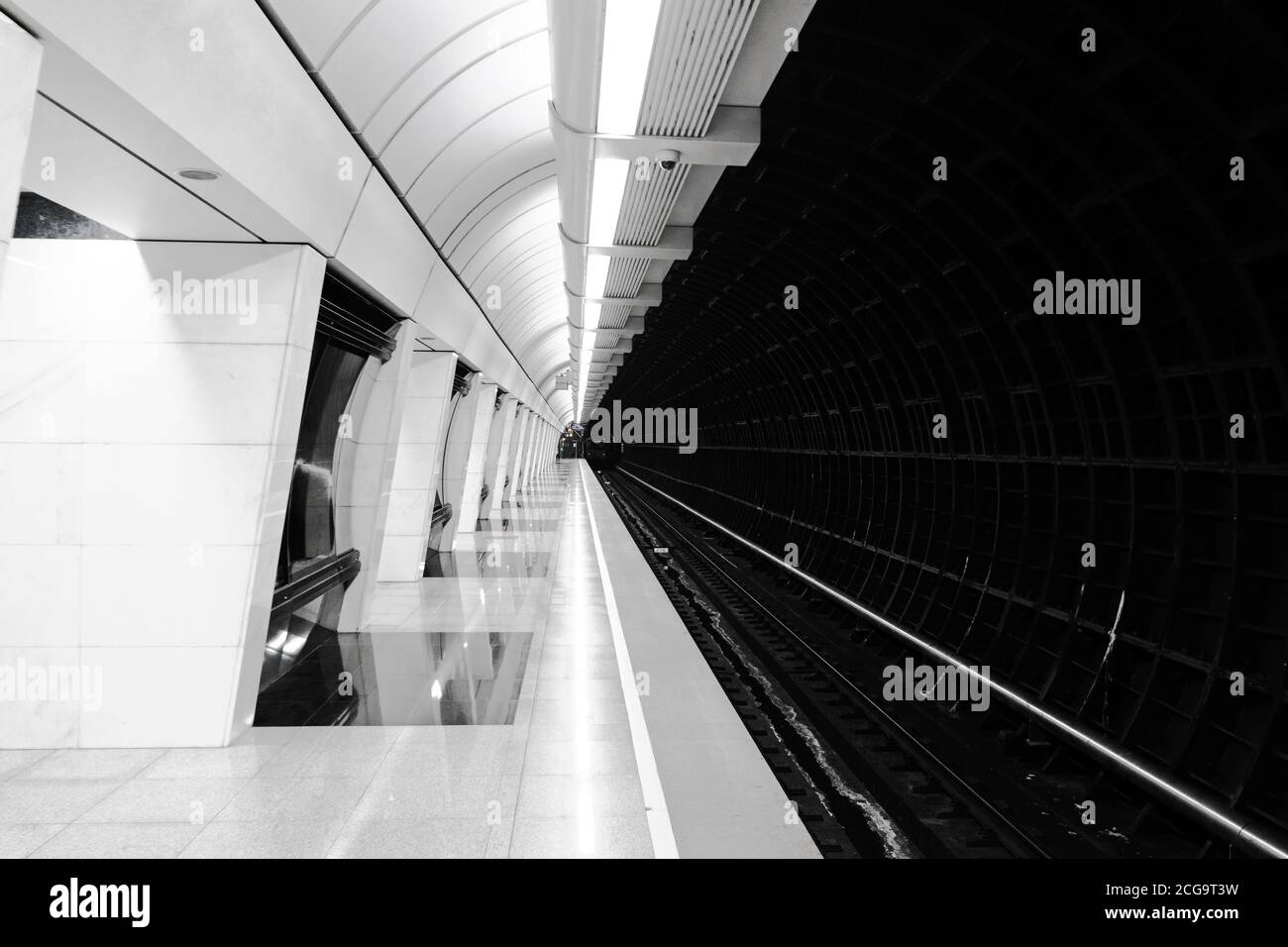 Splendida vista della stazione della metropolitana Savelovskaya a Mosca, all'interno della stazione della metropolitana Foto Stock