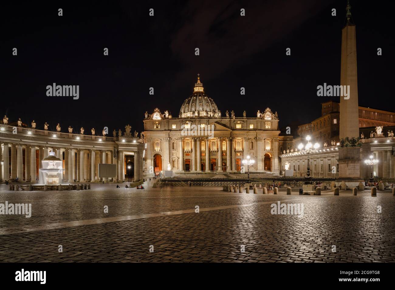 Cattedrale di San Pietro di notte a Roma Foto Stock