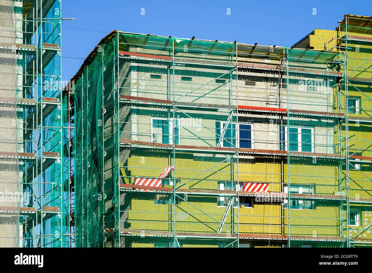 Ponteggio intorno alla casa per installare l'isolamento termico dell'appartamento facciata di edificio Foto Stock