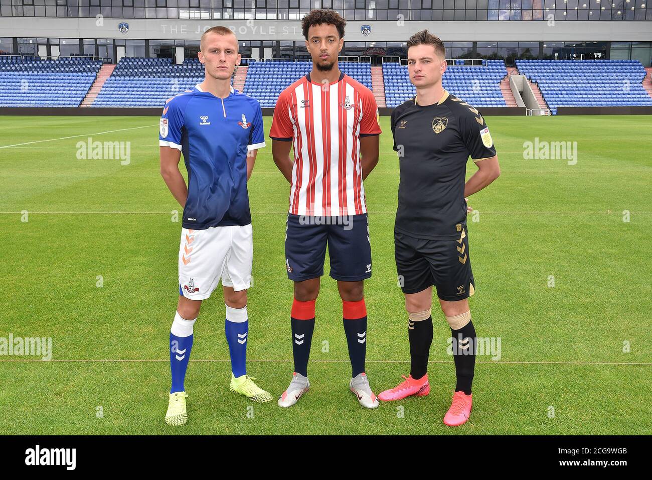 OLDHAM, INGHILTERRA. 3 SETTEMBRE 2020. L a R Tom Hamer, Cameron Borthwick Jackson e Zak Dearnley nel kit anniversario alla fotocellula atletica di odham al Boundary Park, Oldham (Credit: Eddie Garvey | MI News) Foto Stock