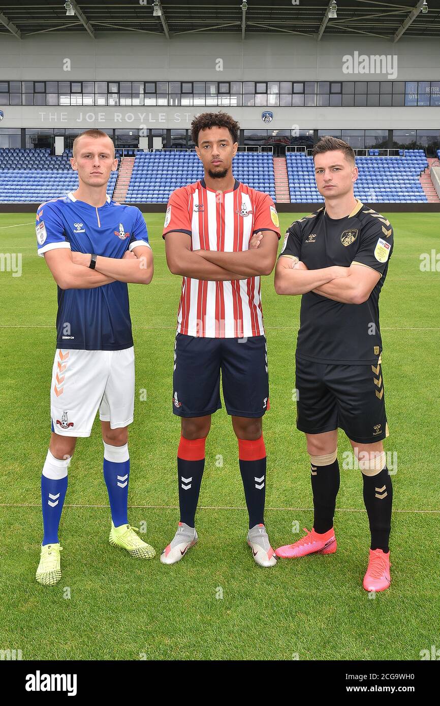 OLDHAM, INGHILTERRA. 3 SETTEMBRE 2020. L a R Tom Hamer, Cameron Borthwick Jackson e Zak Dearnley nel kit anniversario alla fotocellula atletica di odham al Boundary Park, Oldham (Credit: Eddie Garvey | MI News) Foto Stock