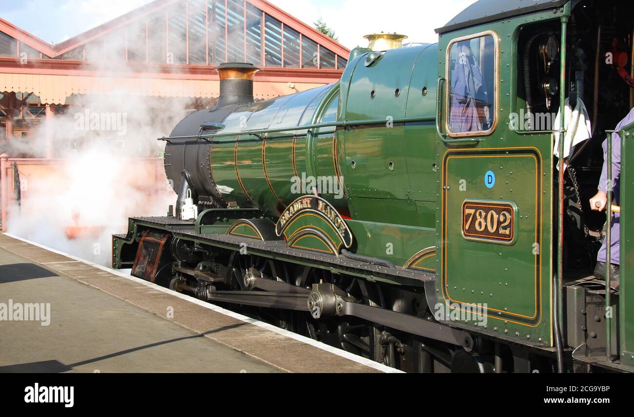 Kidderminster, Inghilterra - Agosto 2016: Vista grandangolare di una locomotiva a vapore alla piattaforma di Kidderminster con nuvole di vapore bianco Foto Stock