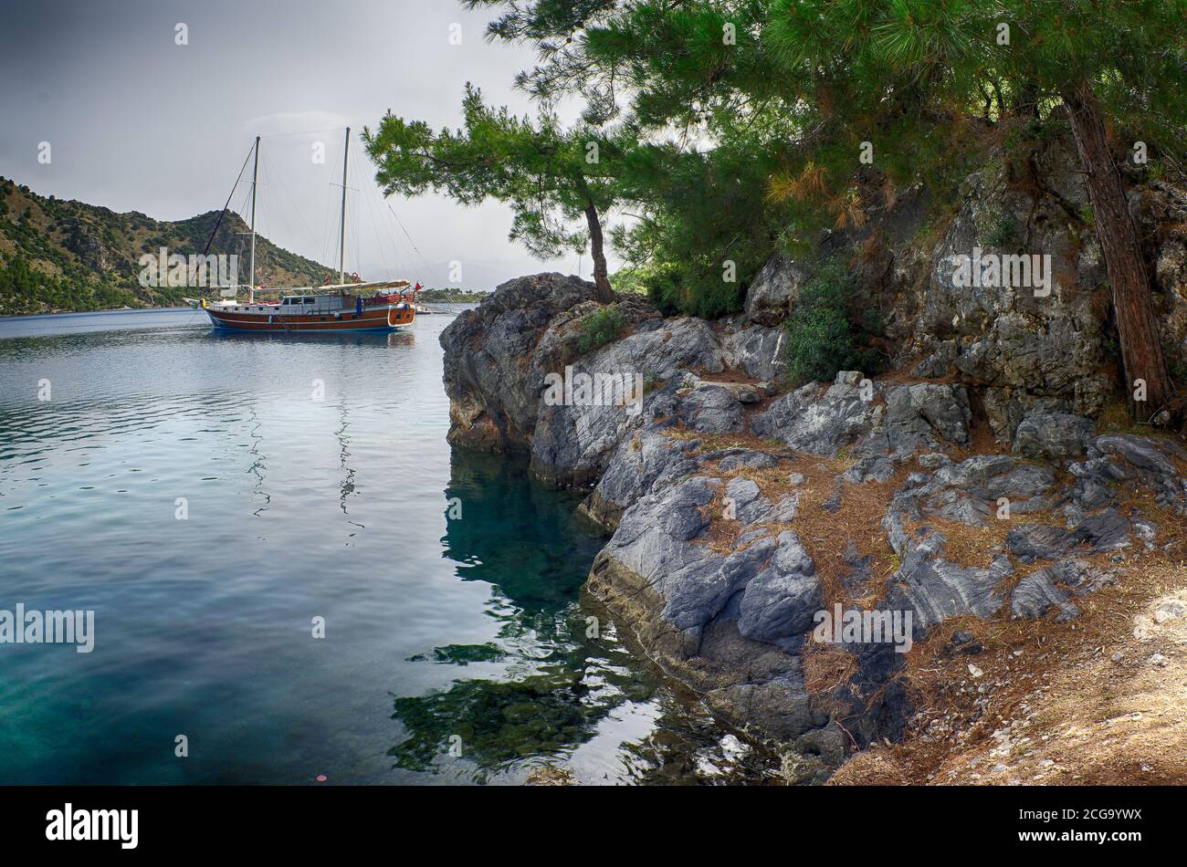 Una barca a vela in legno a due o tre alberi (il progetto più comune ha due alberi) dalla costa sud-occidentale della Turchia. Foto Stock