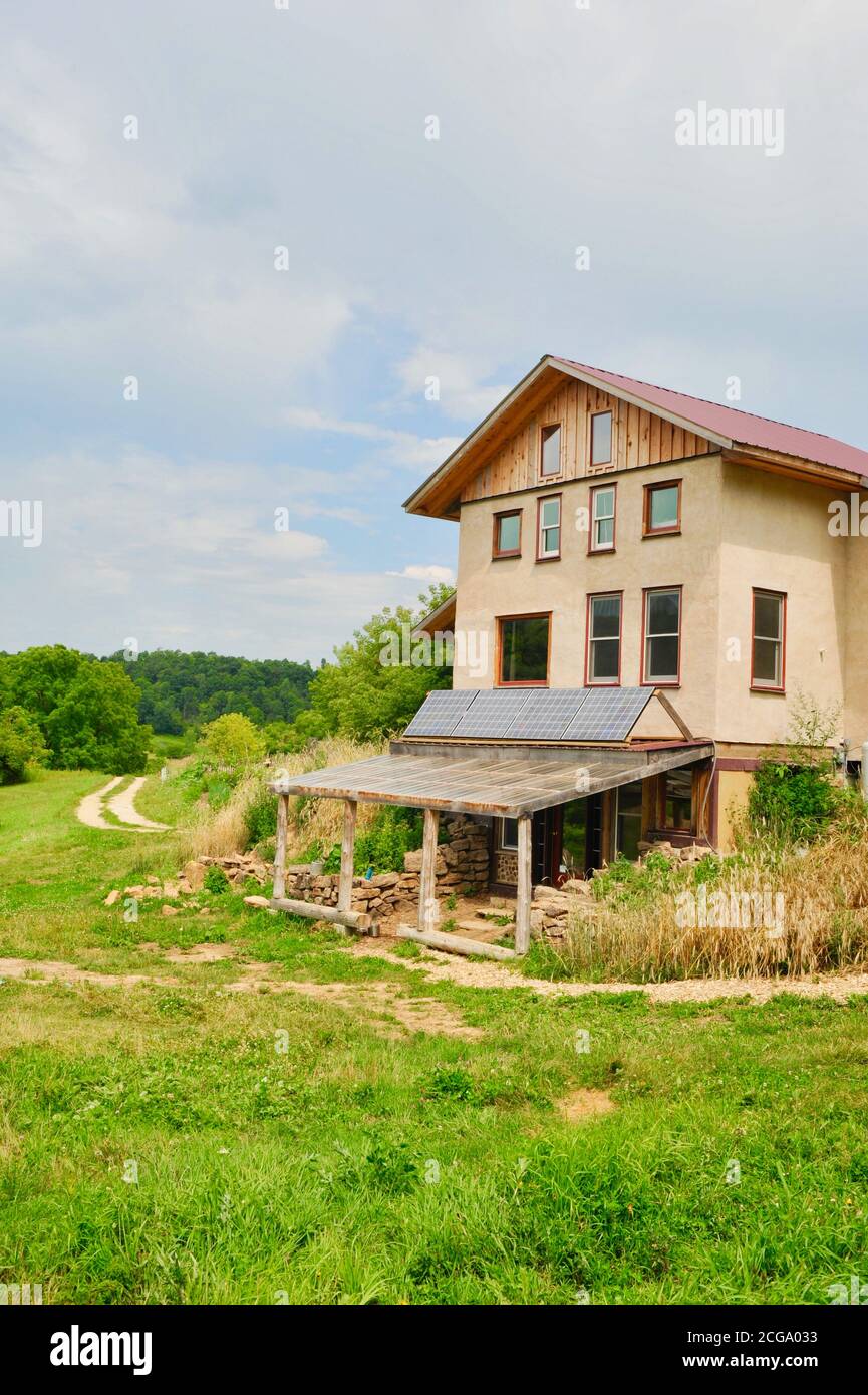 Un'eco-casa e una casa a energia solare, con cob e cordwood progettati in modo sostenibile, fuori da Hillsboro, Wisconsin, USA Foto Stock