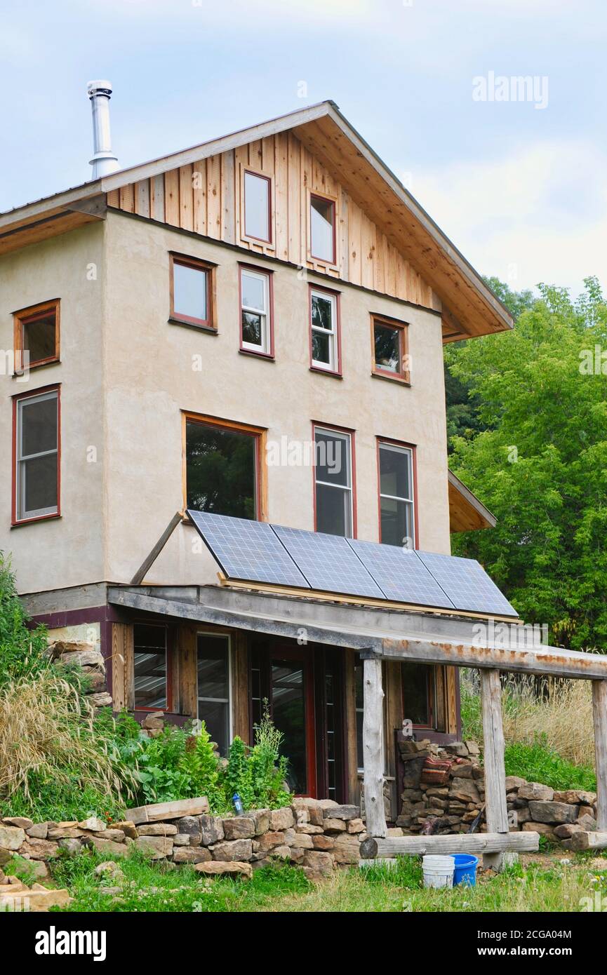Un'eco-casa e una casa a energia solare, con cob e cordwood progettati in modo sostenibile, fuori da Hillsboro, Wisconsin, USA Foto Stock
