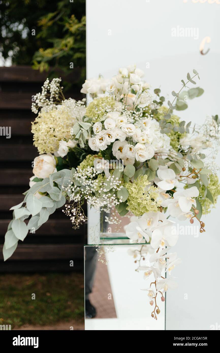 Composizioni floreali. Fiori bianchi. Fiori al matrimonio Foto stock - Alamy