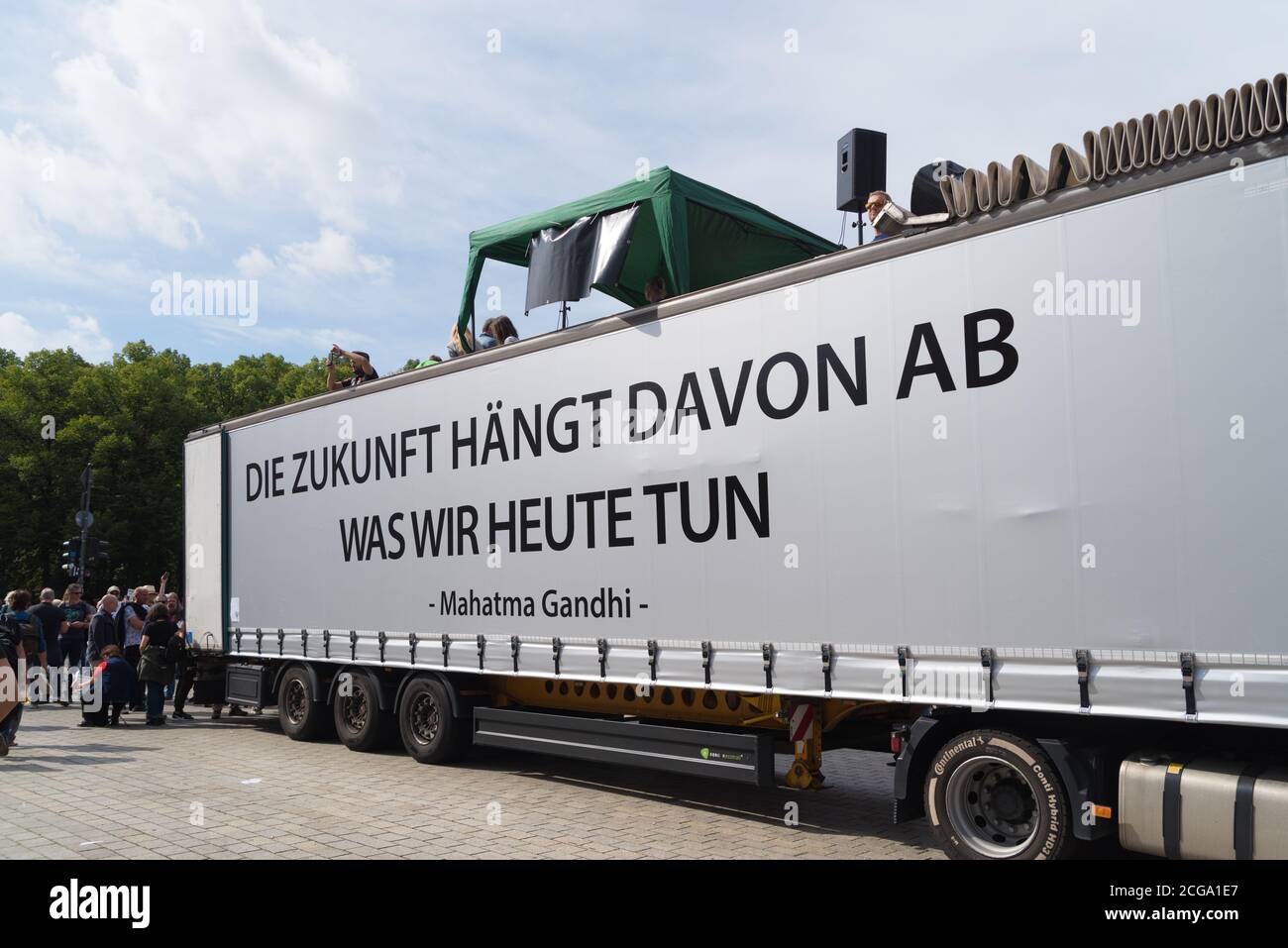 BERLINO, GERMANIA - 29 AGOSTO 2020: Camion con un detto di Gandhi: 'Il futuro dipende da ciò che facciamo oggi? Durante la manifestazione contro il covidio Foto Stock