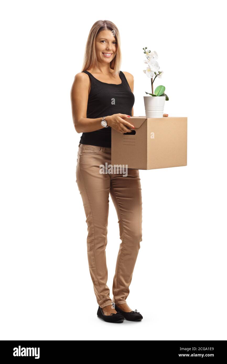 Scatto a lunghezza intera di una giovane donna che tiene un movimento scatola e un vaso di fiori orchidee isolato su sfondo bianco Foto Stock