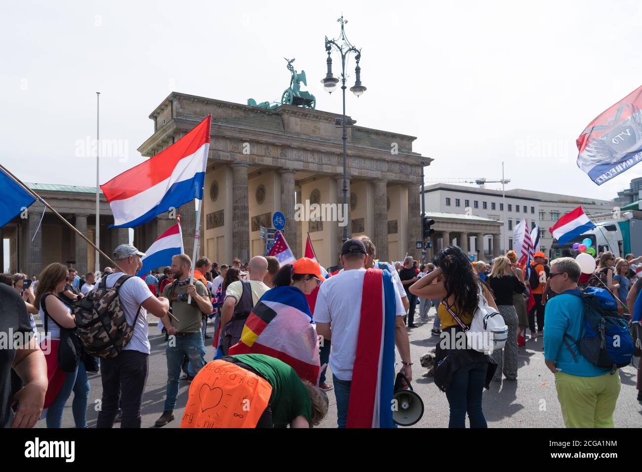 BERLINO, GERMANIA - 29 AGOSTO 2020: Centinaia di migliaia di persone manifestano nelle strade di Berlino contro le misure del covid-19 Foto Stock