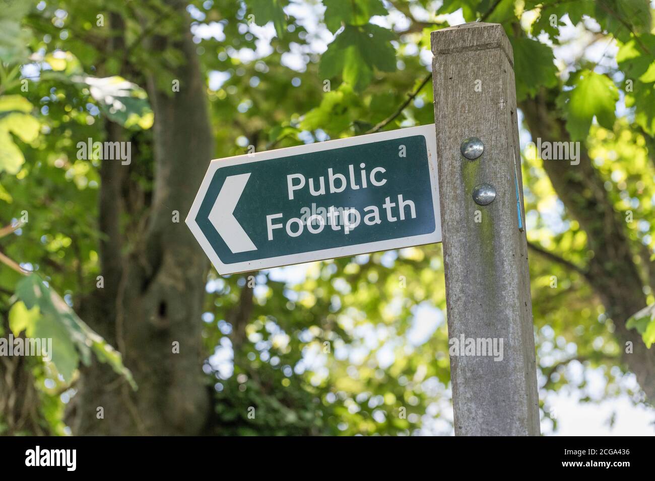 Cartello del sentiero pubblico familiare del Regno Unito. Rimani sulla strada destra, sulla destra metafora percorso, a piedi Regno Unito segnaletica, pubblico sentiero segnaletica UK, rampante. Foto Stock