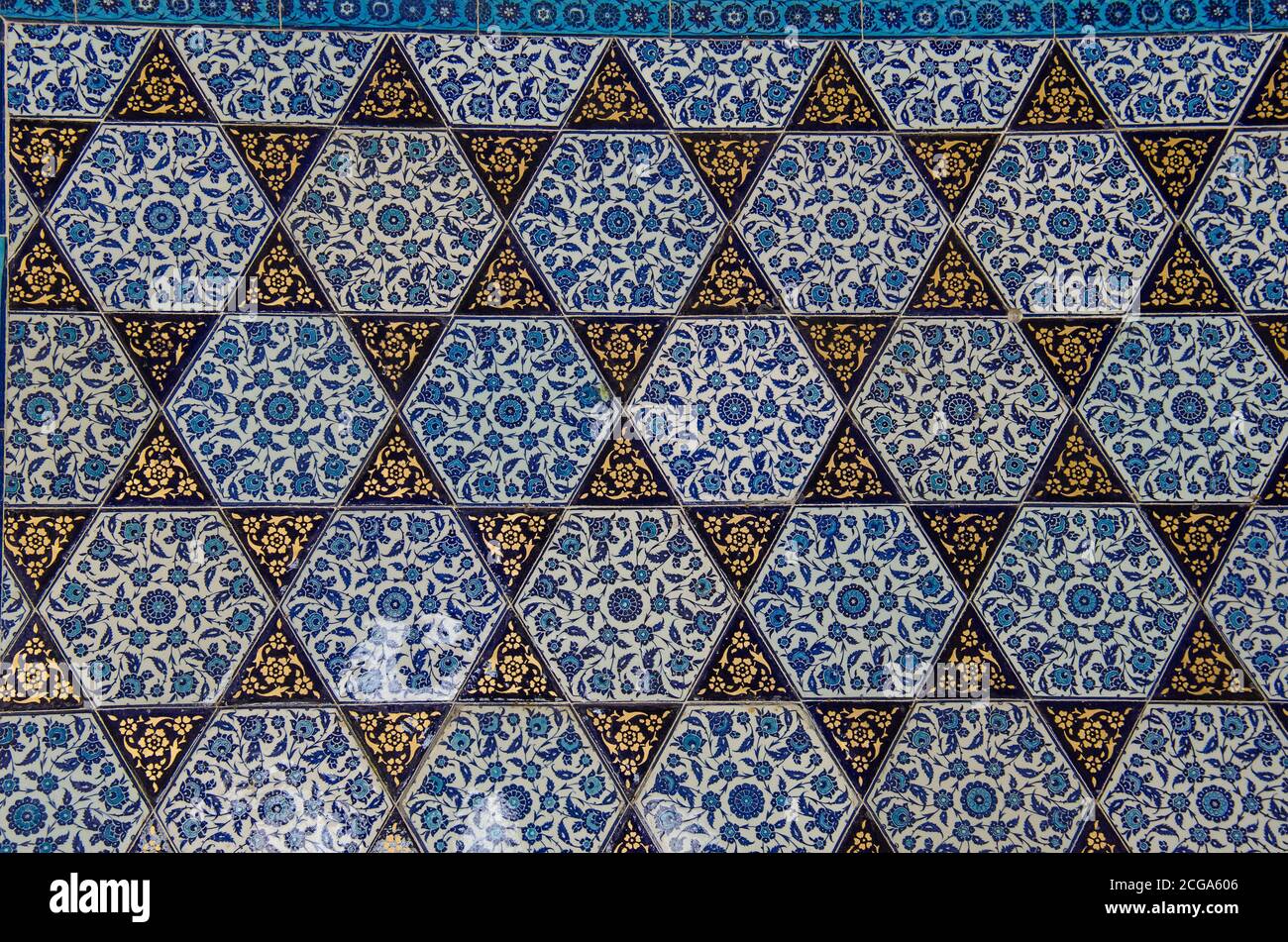 İznik ceramiche e piastrelle, che prendono il nome dalla città dell'Anatolia occidentale dove sono state realizzate. Foto Stock