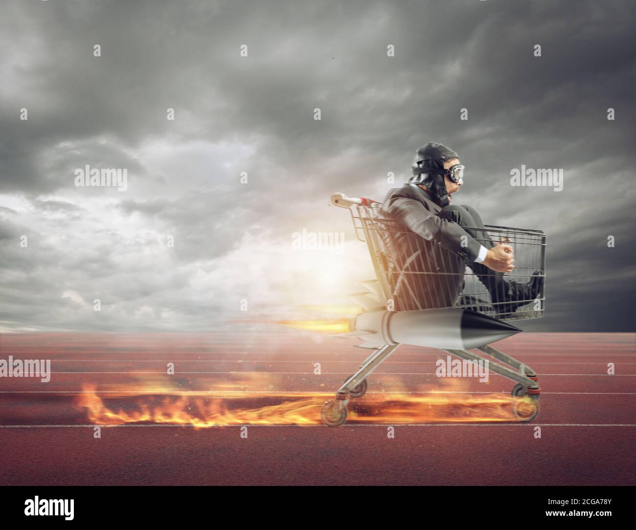 Uomo d'affari corre veloce guidando un carro con razzo durante un concorrenza Foto Stock