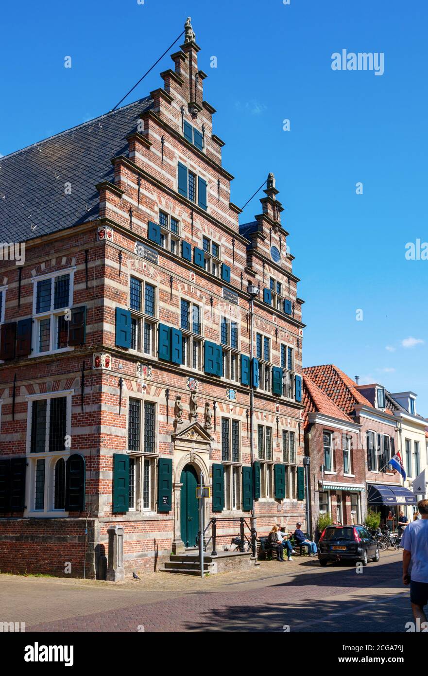 Marktstraat, centro storico di Naarden. Il municipio medievale di Marktstraat in una giornata di sole. Nord Olanda, Paesi Bassi. Foto Stock