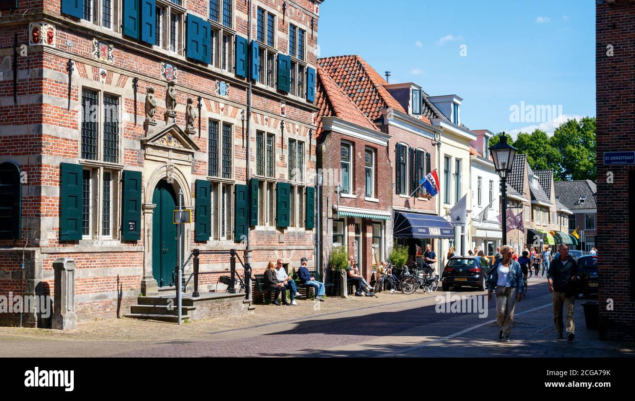Marktstraat, centro storico di Naarden. Il municipio medievale e i turisti in visita alla Marktstraat in una giornata di sole. Paesi Bassi. Foto Stock