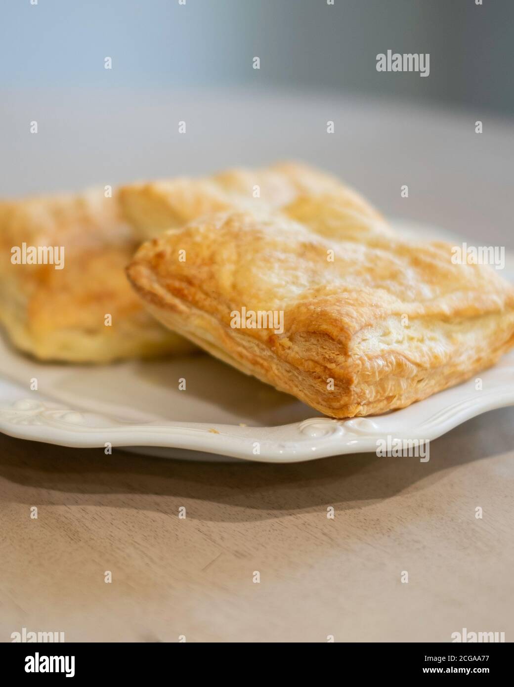 Tortore di mele fatte in casa su un piatto bianco. Primo piano. STATI UNITI. Foto Stock