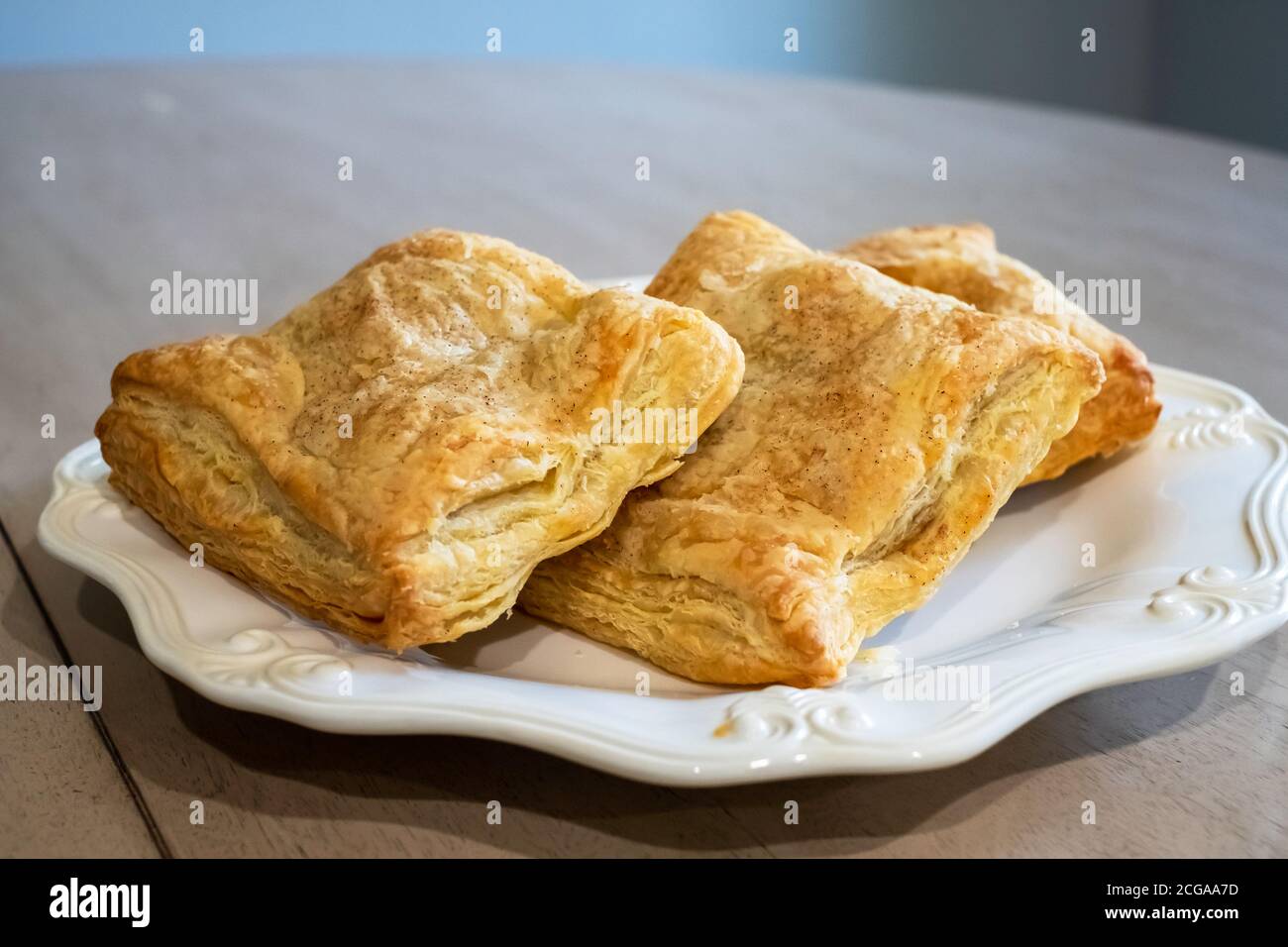 Tortore di mele fatte in casa su un piatto bianco. Primo piano. STATI UNITI. Foto Stock