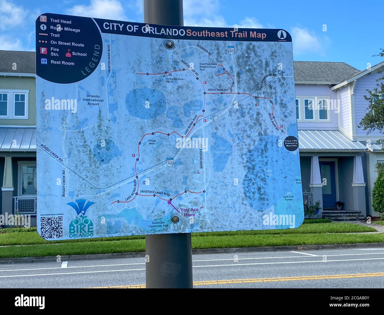 Orlando, FL/USA - 6/15/20: Un cartello ha la mappa del percorso Sud-est di Orlando per la città di Orlando. Foto Stock