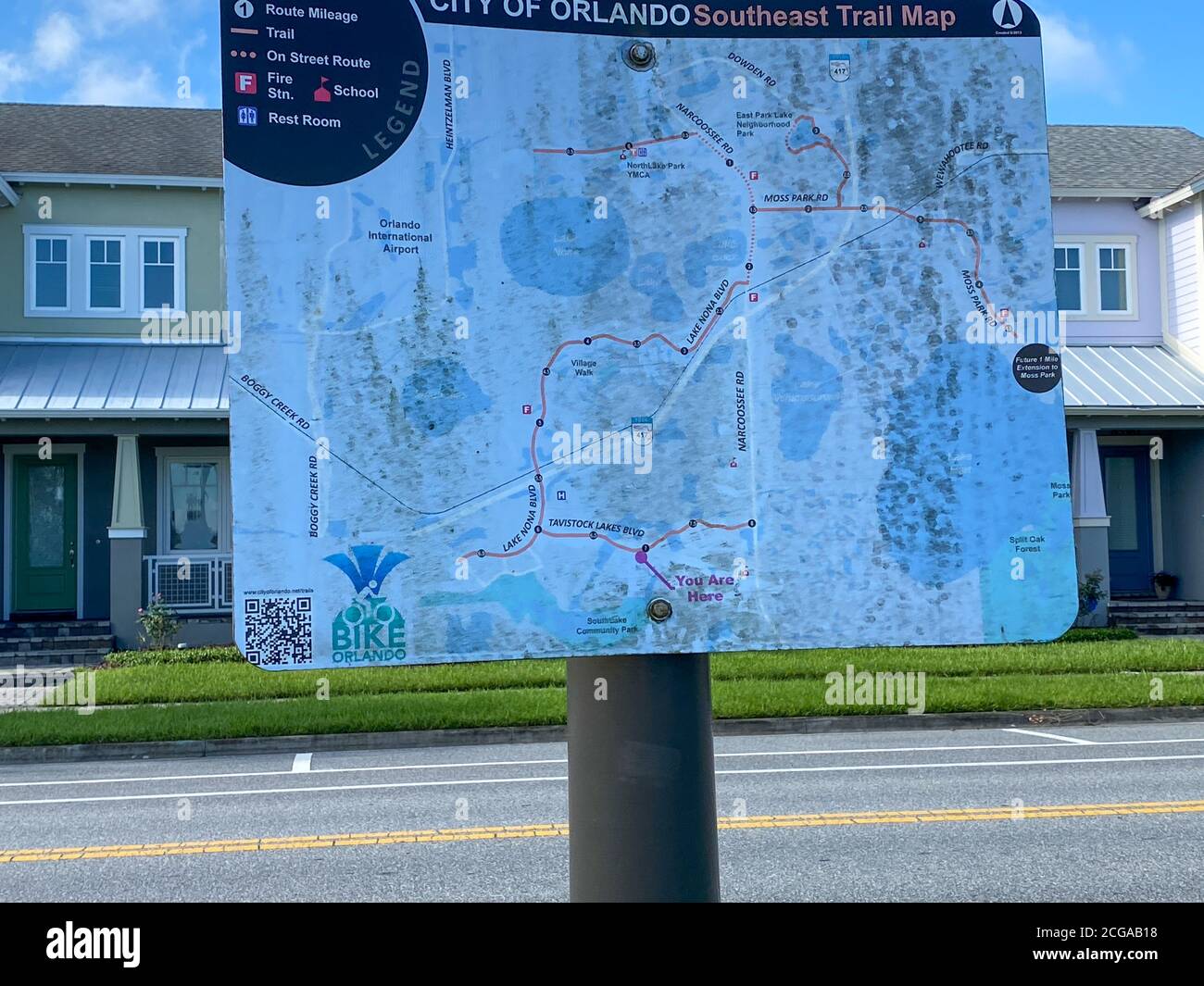 Orlando, FL/USA - 6/15/20: Un cartello ha la mappa del percorso Sud-est di Orlando per la città di Orlando. Foto Stock