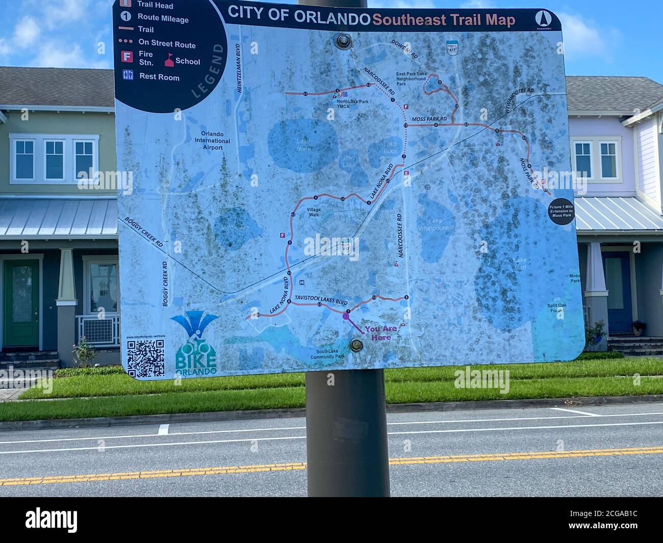 Orlando, FL/USA - 6/15/20: Un cartello ha la mappa del percorso Sud-est di Orlando per la città di Orlando. Foto Stock