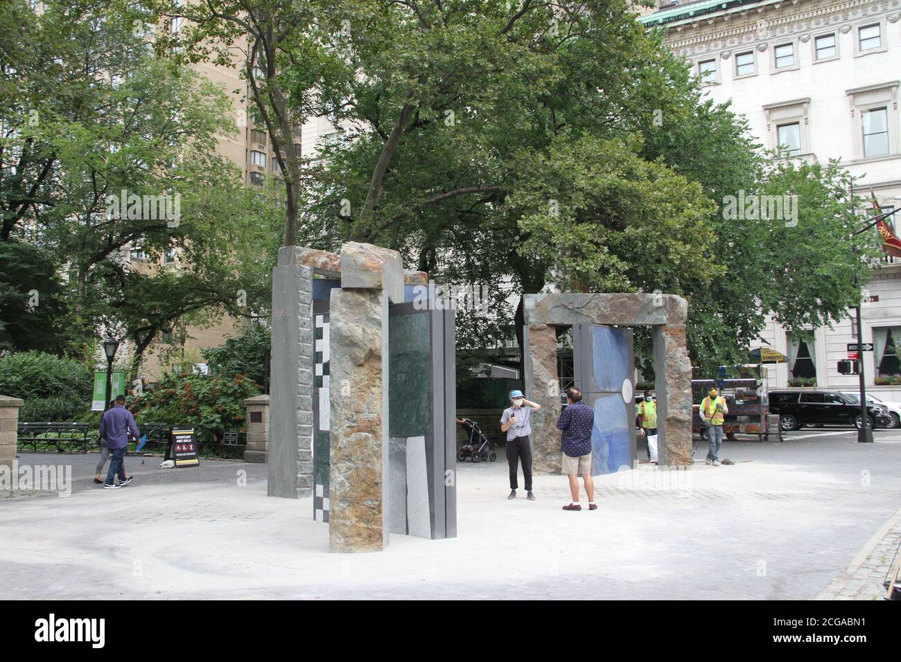 New York, Stati Uniti. 9 Settembre 2020. (NOVITÀ) Porte per DorisÃ¢â‚¬Â Ã¢â‚¬Å di Sam MoyerÃ¢â‚¬â„¢pronte per la vista pubblica a Central Park . 9 settembre 2020, New York, USA: L'arte pubblica Ã¢â‚¬Å "Porte per DorisÃ¢â‚¬Å" di Sam Moyer è stata appena completata e posta all'ingresso di Central Park, sulla 5a strada con 60 ° strada e lavoratori sono visti mettendo gli ultimi tocchi finali. Il posto era chiuso per alcuni giorni per sostituire l'opera d'arte dei cavalli precedente. Credit: Niyi Fote /Thenews2. Credit: Niyi Fote/TheNEWS2/ZUMA Wire/Alamy Live News Foto Stock