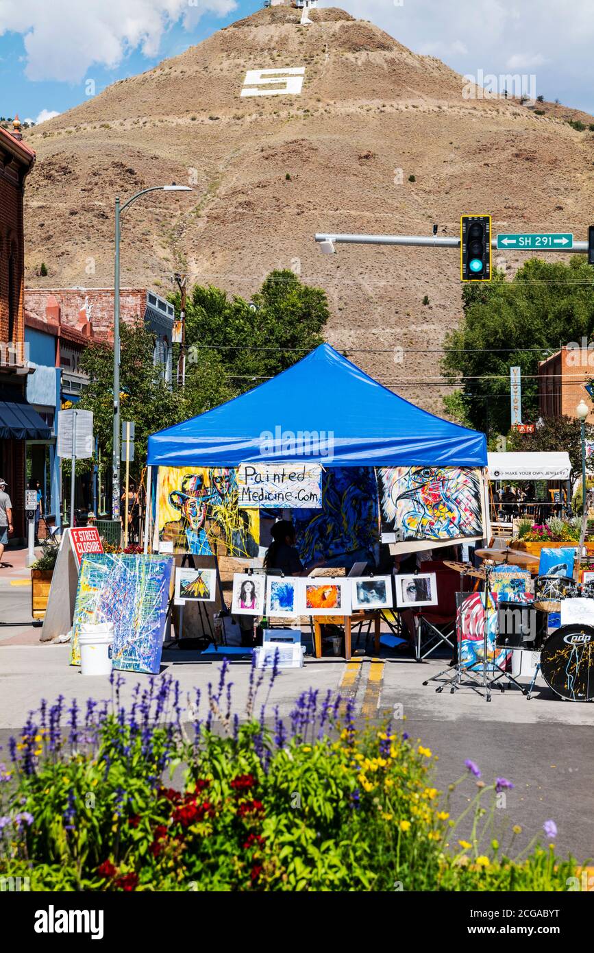I turisti potranno godersi una giornata estiva a piedi solo sulla storica F Street; Salida; Colorado; USA Foto Stock