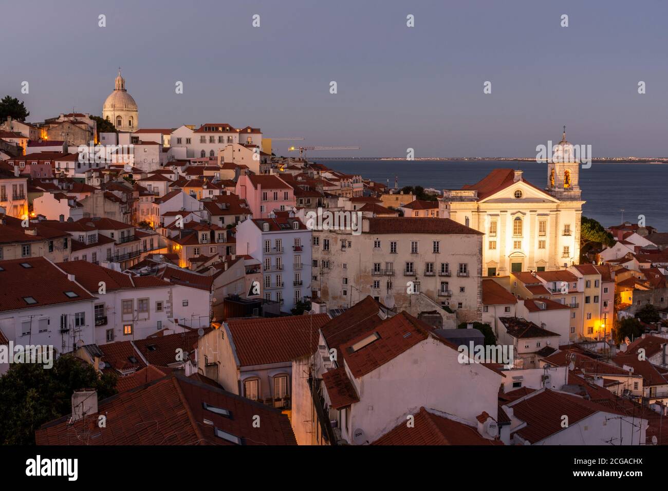 Splendida vista sugli edifici storici della città nel centro di Lisbona, Portogallo Foto Stock