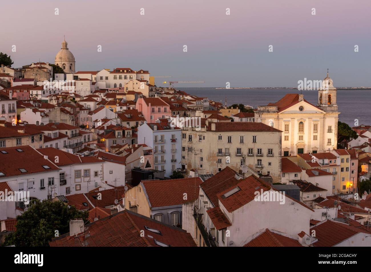 Splendida vista sugli edifici storici della città nel centro di Lisbona, Portogallo Foto Stock