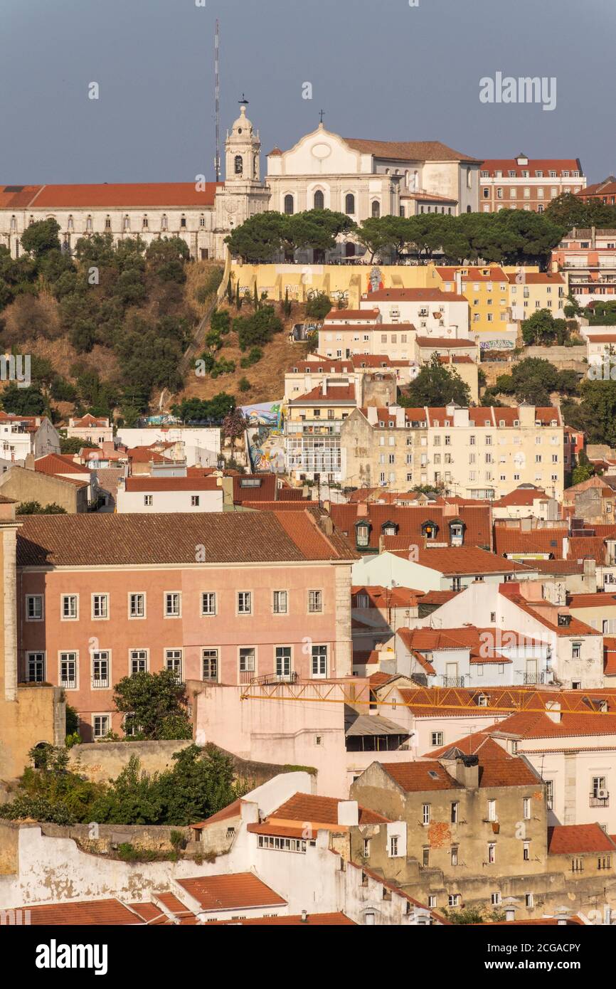 Splendida vista sugli edifici storici della città nel centro di Lisbona, Portogallo Foto Stock