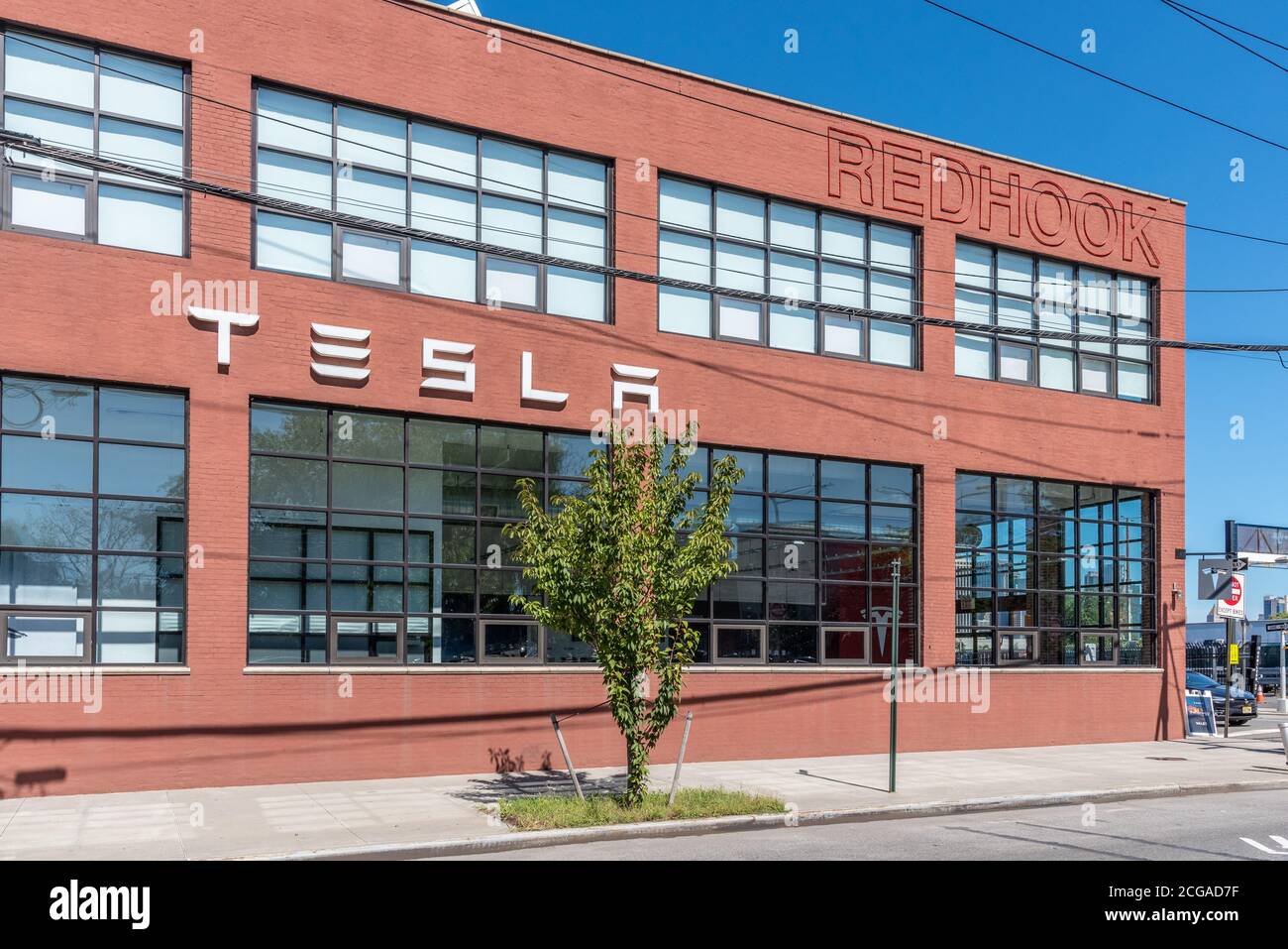 BROOKLYN, NY - AGOSTO 20 2020: Concessionario Tesla in un magazzino in mattoni ristrutturato a Red Hook, Brooklyn, New York. Le vendite di Tesla sono rimaste forti nel 2020, despi Foto Stock