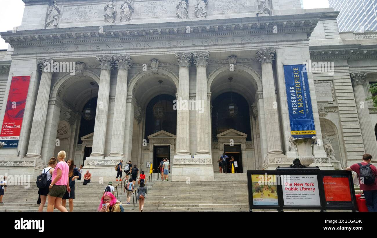 La Biblioteca pubblica di New York, Bryant Park, Manhattan, New York City, Stati Uniti Foto Stock