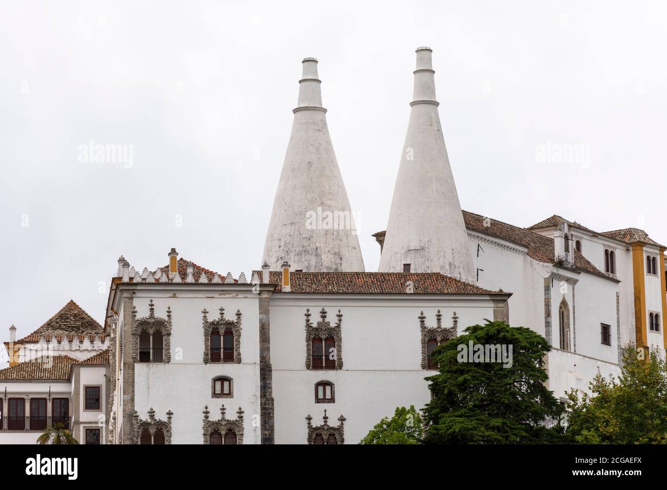 Splendida vista sul vecchio storico Palazzo Nazionale di Sintra con torri gemelle bianche, Portogallo Foto Stock