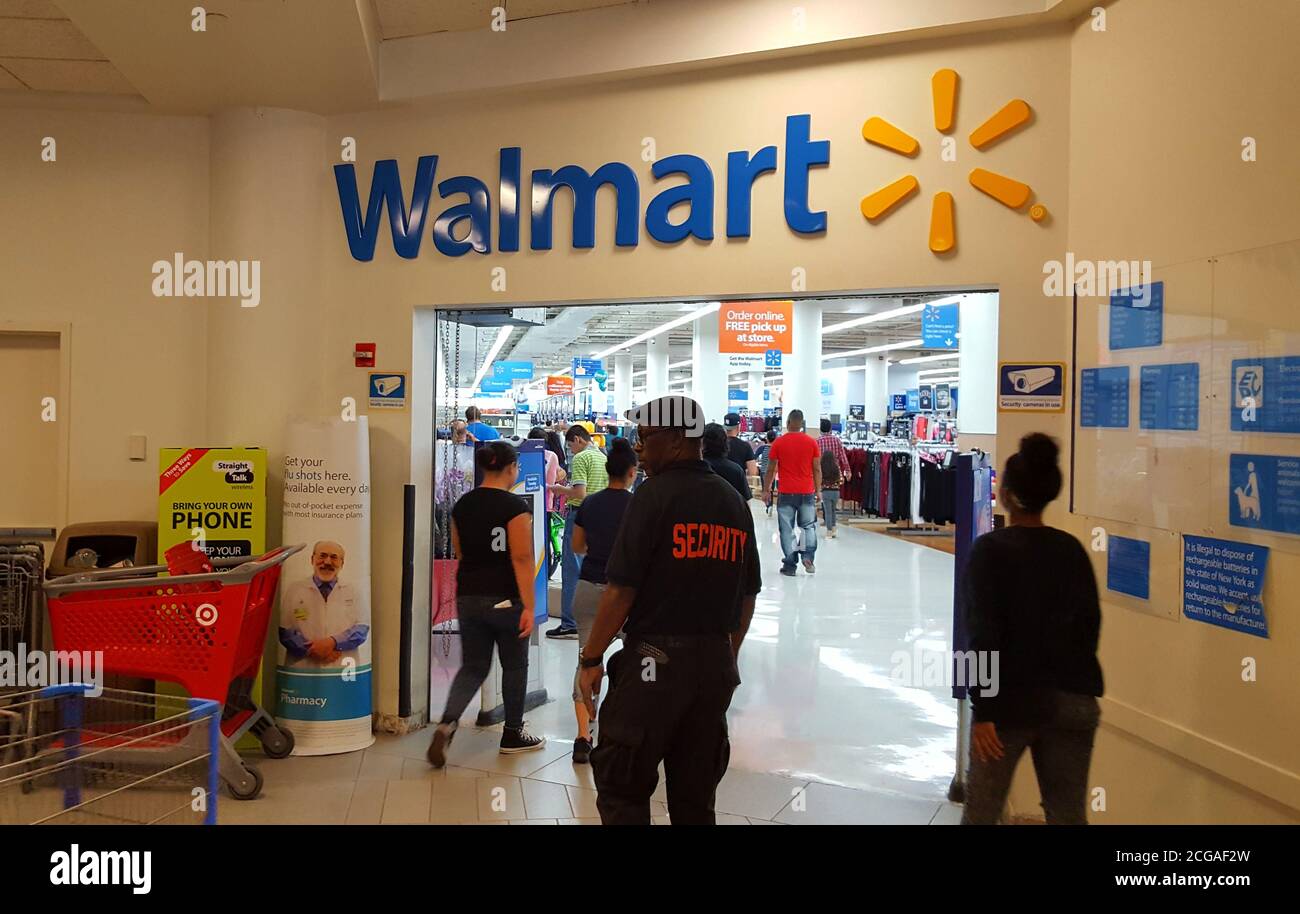 Un'entrata al negozio Walmart con i clienti del monitoraggio della sicurezza, New York state, Stati Uniti Foto Stock