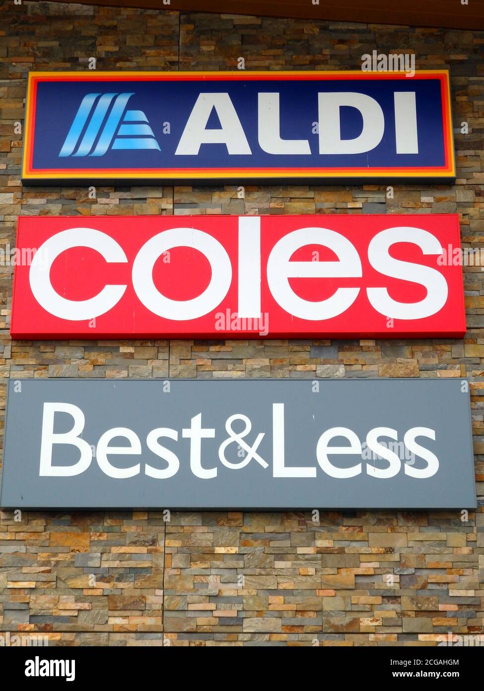 Indicazioni per Aldi, Coles e Best&less su una parete del centro commerciale, Queensland, Australia Foto Stock