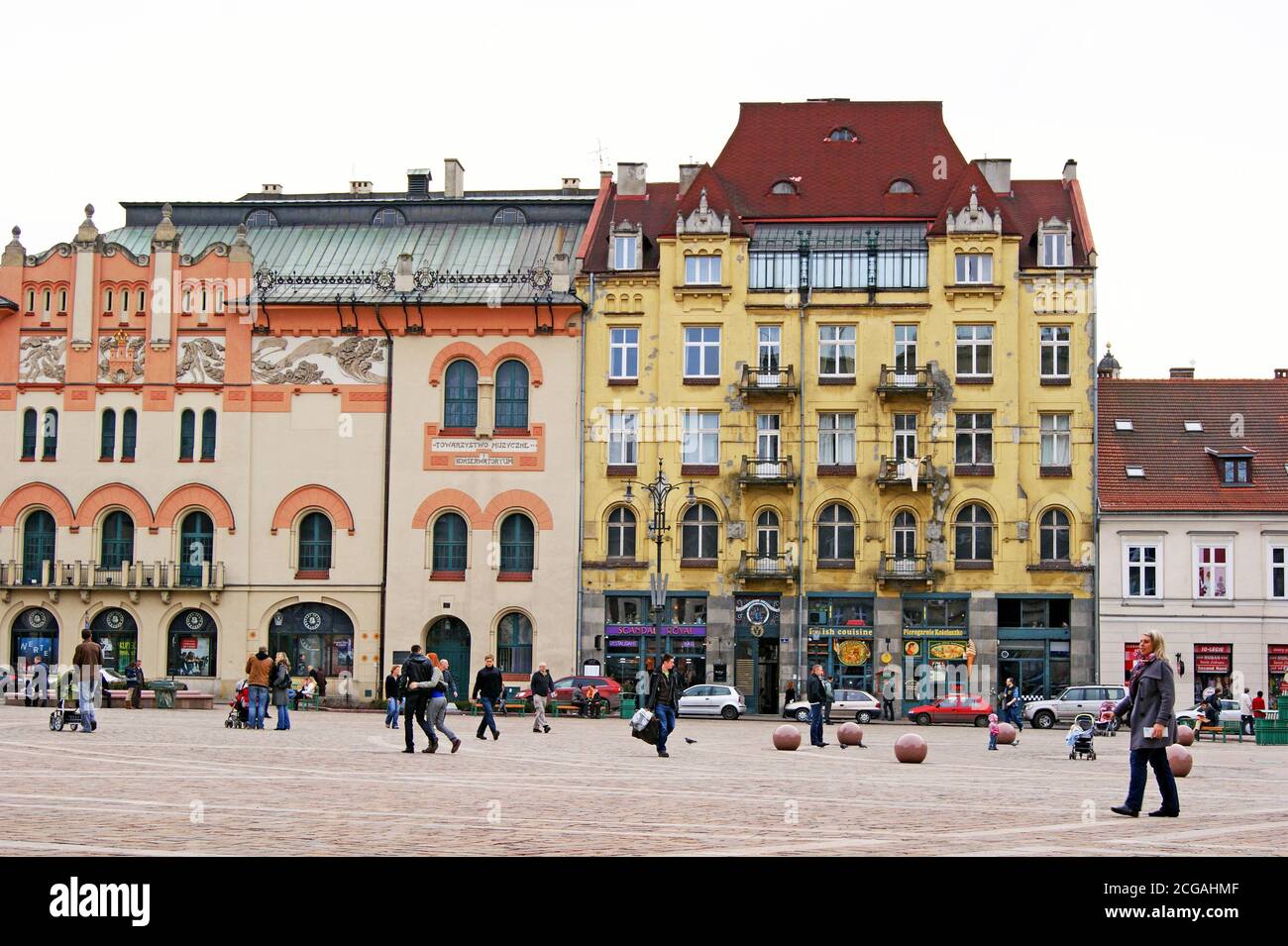 L'architettura dell'Europa orientale si trova in tutto il paesaggio urbano di Cracovia, in Polonia. Foto Stock