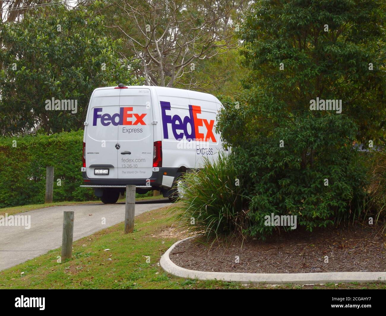 Un furgone FedEx parcheggiato durante la consegna dei pacchetti a una proprietà residenziale, Queensland, Australia Foto Stock