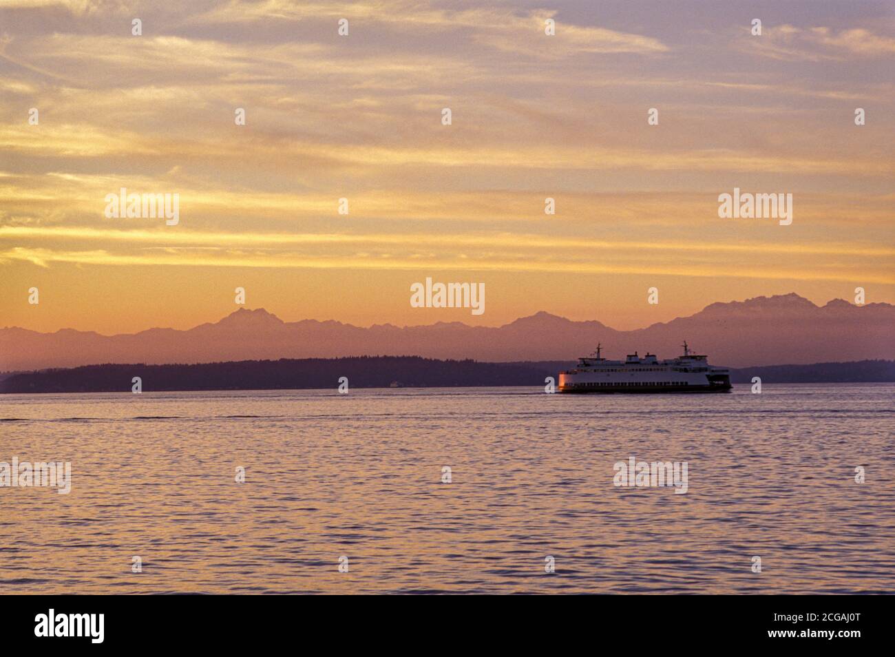 Traghetto statale di Washington su Puget Sound con le Olympic Mountains sullo sfondo, Seattle, Washington USA Foto Stock