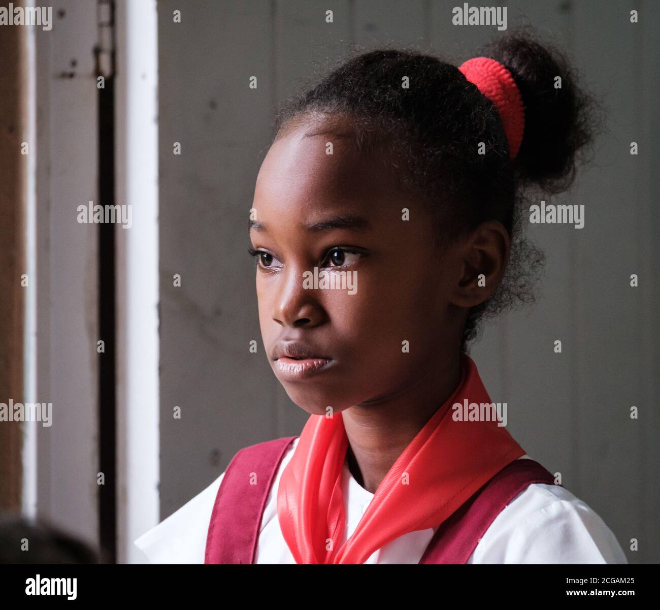 SANTIAGO DE CUBA, CUBA - CIRCA GENNAIO 2020: Ritratto di ragazza in una scuola di Cayo Granma, e l'isola vicino a Santiago de Cuba Foto Stock