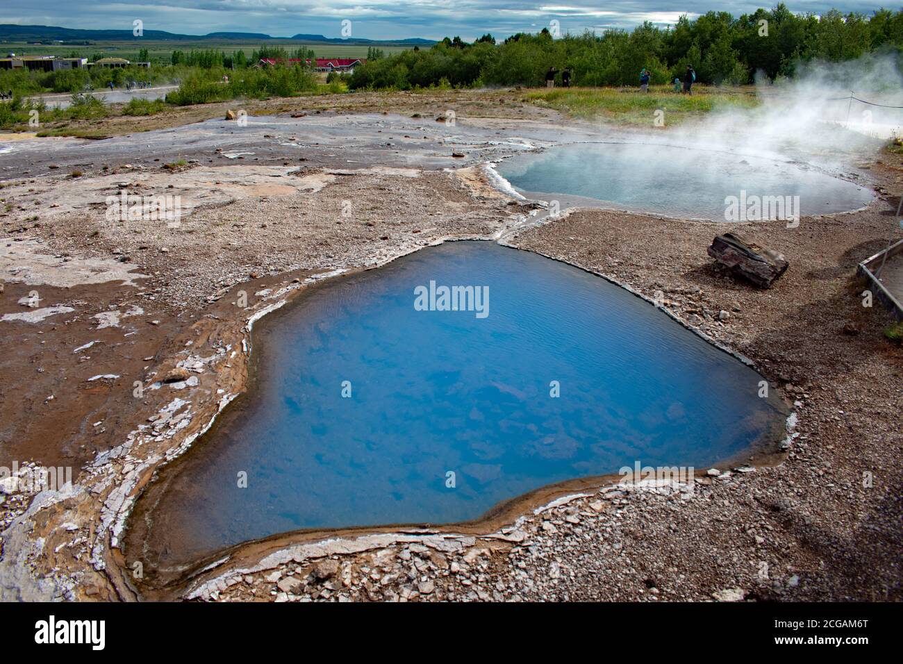 Gli occhi settentrionali e meridionali delle sorgenti termali di Blesi. L'area geotermica di Geysir è visibile dietro le caratteristiche vulcaniche. Cerchio d'oro, Islanda. Foto Stock