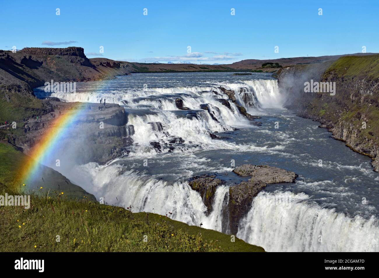 Un arcobaleno appare su Gullfoss. Tutti e tre i livelli della cascata sono visti cadere in un canyon fuori vista. Cerchio d'Oro, Islanda sud-occidentale. Foto Stock