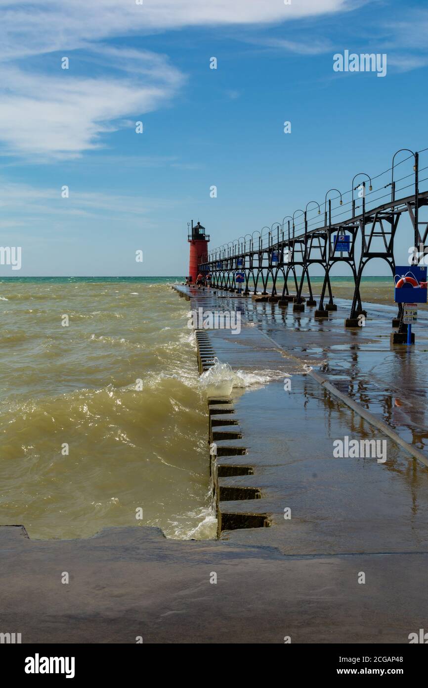 Faro sul lago Michigan in un bellissimo pomeriggio di fine estate. South Haven, Michigan, Stati Uniti Foto Stock