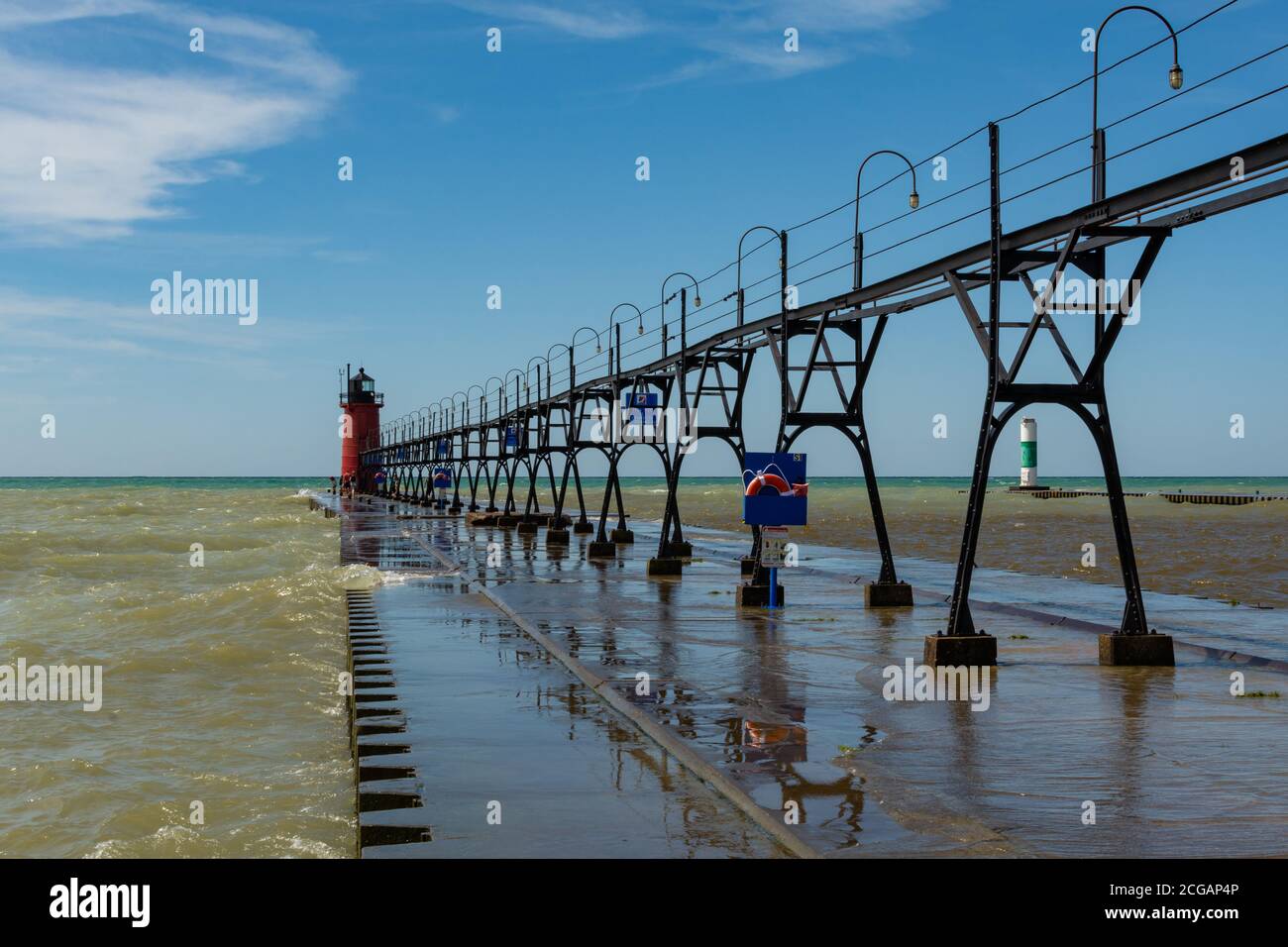Faro sul lago Michigan in un bellissimo pomeriggio di fine estate. South Haven, Michigan, Stati Uniti Foto Stock