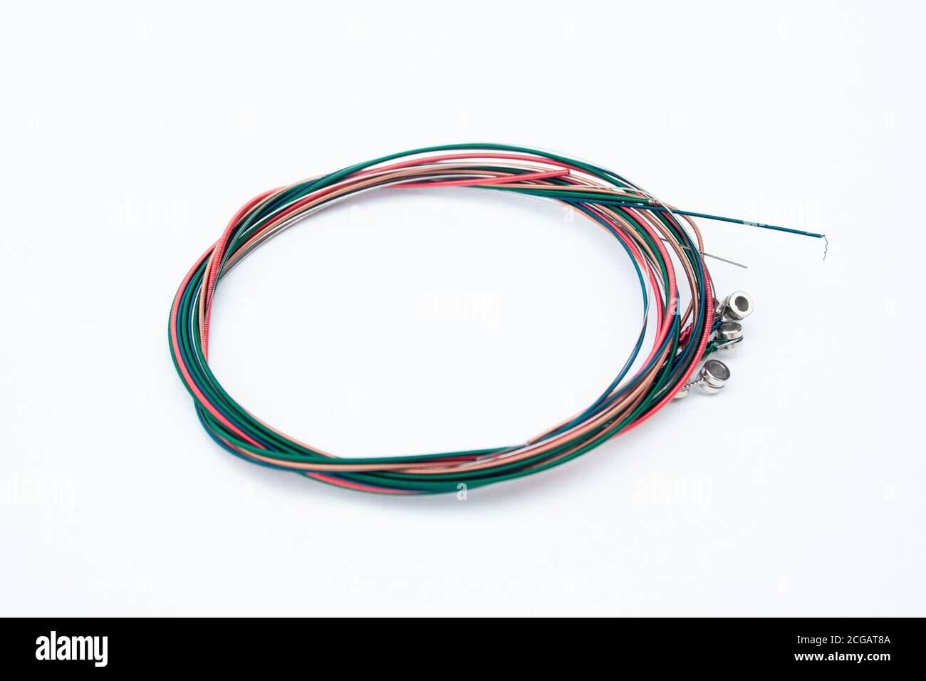 Corde metalliche per chitarra acustica isolate Foto Stock