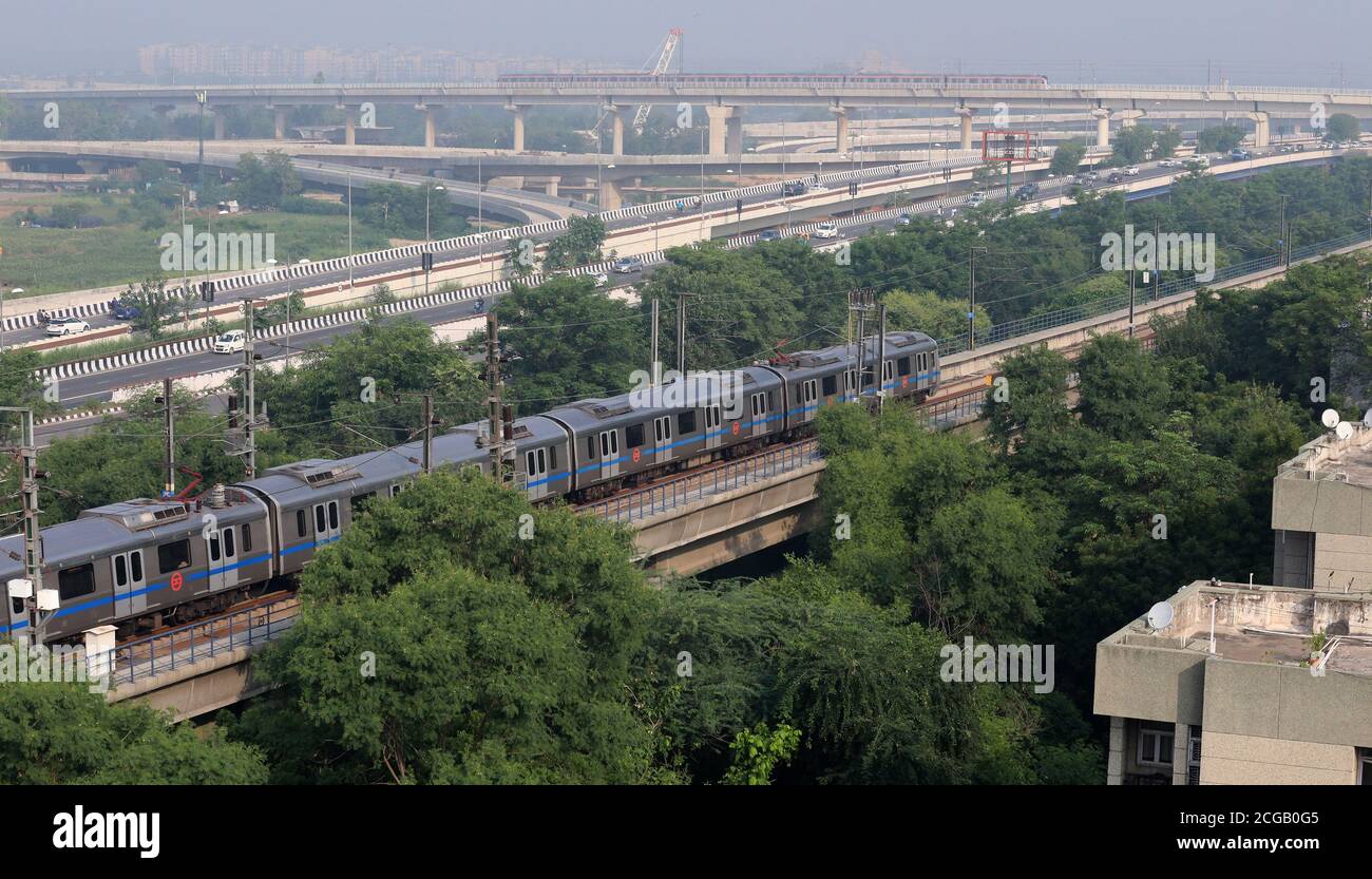 Delhi Metro è visto prendere passeggeri sulla linea blu tra Dwarka sec -21 a Electronic City/Vaishali come Delhi Metro Rail Corporation (DMRC) riprende la sua attività dopo 171 giorni di blocco a causa di Covid-19.la linea blu da Dwarka sec -21 a Electronic City/Vaishali (65.35 km/58 stazioni) e Pink Line, Da Majlis Park a Shiv Vihar (57.58 km e 38 stazioni) correrà dalle 7 alle 11 e dalle 4 alle 20. La metropolitana riprenderà i servizi completi a partire da settembre 12. L'India è il secondo paese al mondo con 4,370,128 casi confermati di coronavirus e 73, 890 morti. Foto Stock